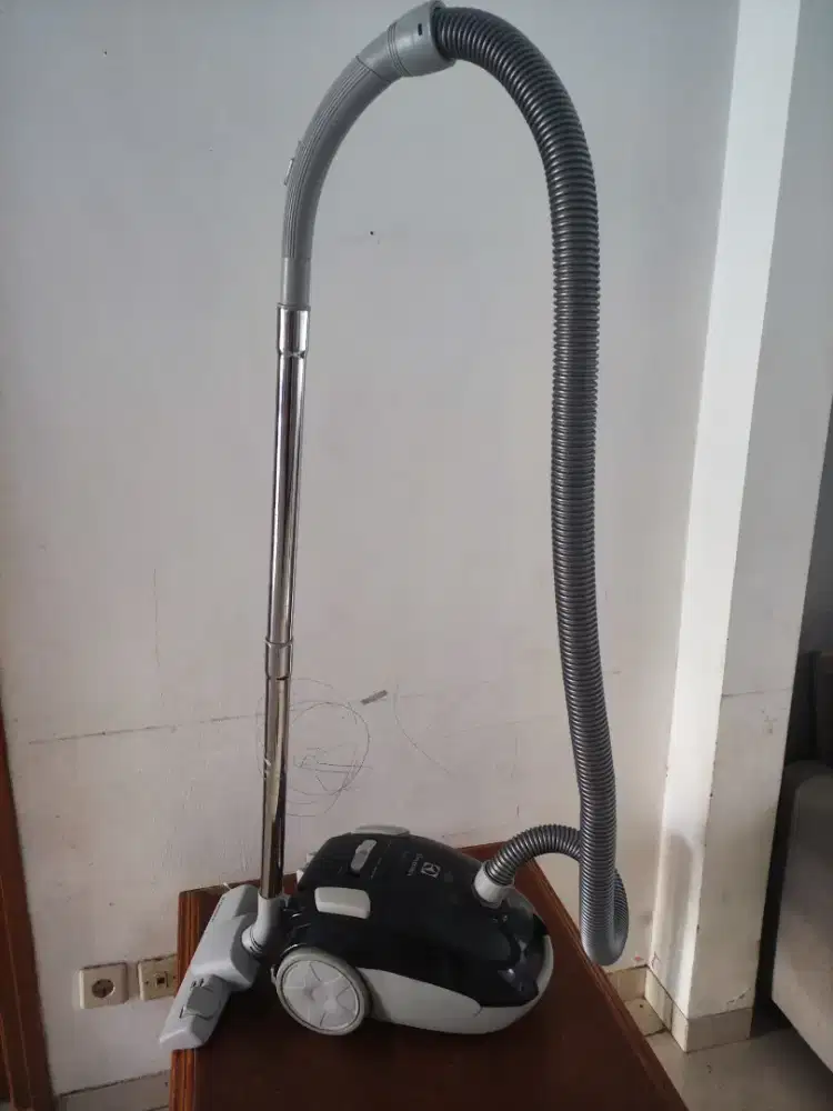 Vacuum cleaner electrolux siap pakai
