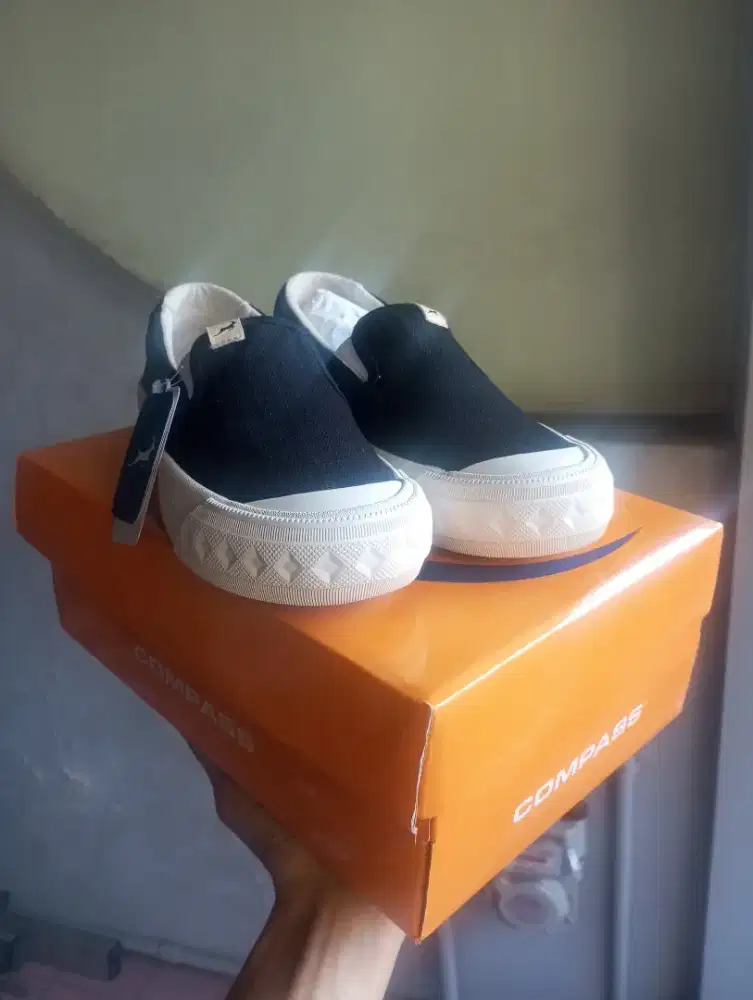 Sepatu compass slip on hitam baru 25cm