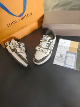 Sepatu Louis Vuitton 39 insol 25