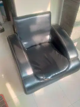 Sofa warna hitam