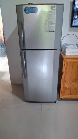 Dijual kulkas merk LG 2 pintu