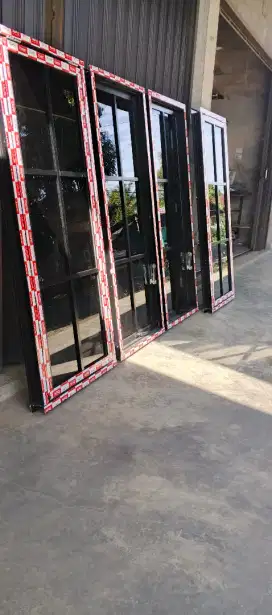 Jendela aluminium motif ornamen lis