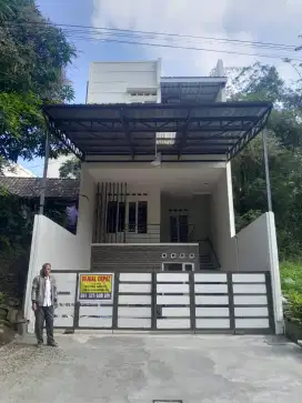 DIJUAL SECEPAT CEPATNYA RUMAH TELAH DIRENOVASI SPT.BARU