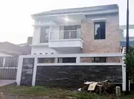 Dijual Rumah 2 Lantai di Kencana Loka Hadap Utara ROW Jalan Lebar