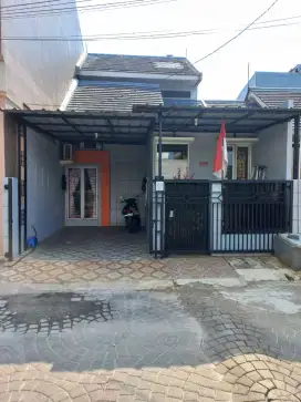 Rumah strategis di komplek Maharaja Depok