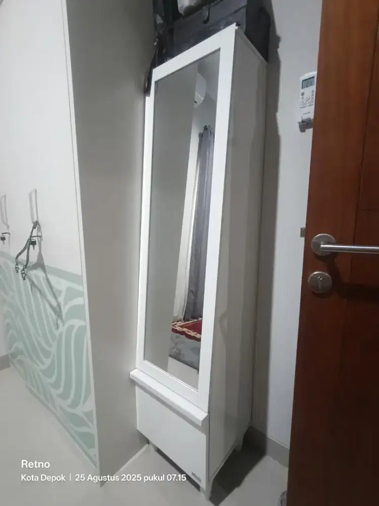 Informa lemari pakaian dengan vermin