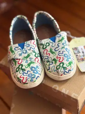 Sepatu Canvas “TOMS” ori Size 28.5