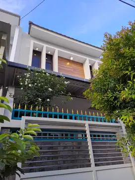 RUMAH STRATEGIS 2 LT DI KETINTANG SURABAYA