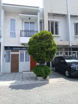 Rumah 2 lantai selangkah ke toll jorr