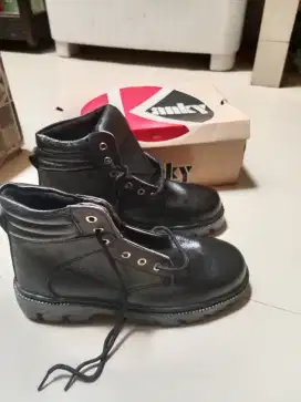 Sepatu safety ukuran 41