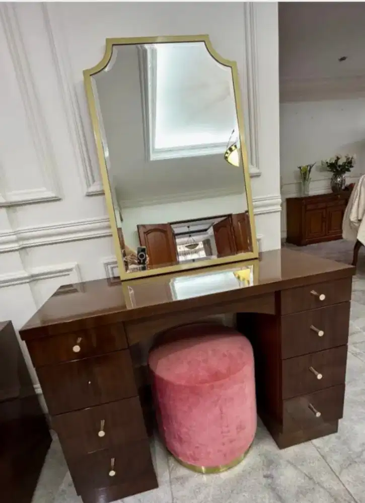 Meja rias kondisi mulus