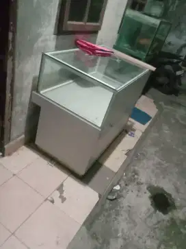 Meja etalase perhiasan atau counter