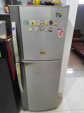 Kulkas bekas kondisi baik nego keras siapa cepat dia dapat