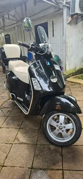 Vespa CBU Italy - GTS 250ie, very low KM asli, acc ori Italy