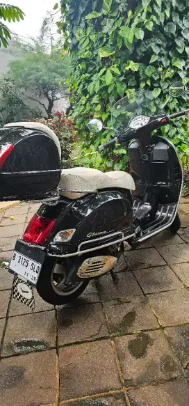 Vespa CBU Italy - GTS 250ie, very low KM asli, acc ori Italy