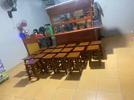 Meja kayu dan kursi kayu