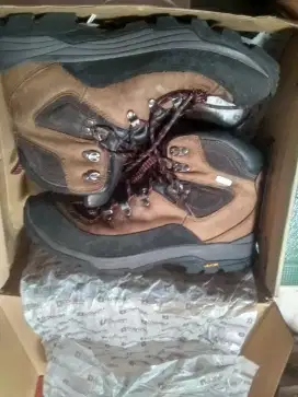 Sepatu gunung merk Consina