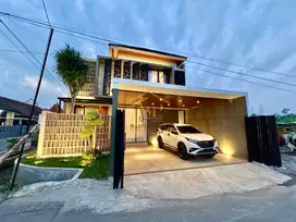 RUMAH 2 LANTAI MODERN LOKASI STRATEGIS DI PURWOMARTANI