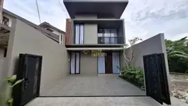Rumah Baru 2 Lantai & Full Furnished Dekat UGM/UNY, Desain Kontemporer