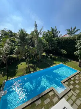 DISEWAKAN RUMAH GRAHA FAMILI TROPICAL LUXURY KOLAM RENANG GOLF VIEW