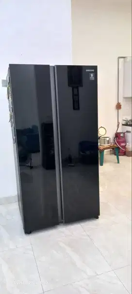 Kulkas Samsung Side by Side 647 liter pintu glossy bagus