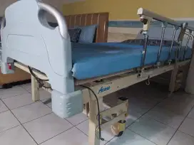 Ranjang pasien dengan penggerak motor listrik