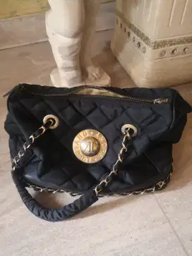 Tas slempang warna hitam