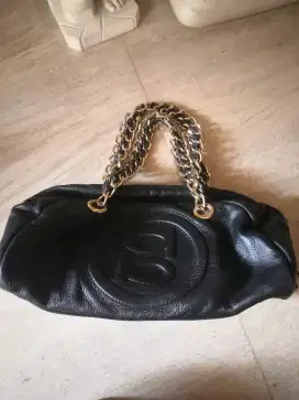 Tas warna hitam cocok untuk berbagai acara.