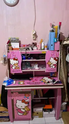 Meja belajar hello kitty