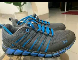 sepatu running gress
