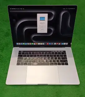 Macbook Pro 2018 15inch i7 16/512 Silver Touchbar Dual VGA Mulus Murah