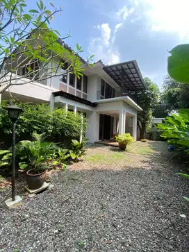 Disewa Rumah Cantik di Compound Hijau Tenang Kemang, 10 Menit ke Tol