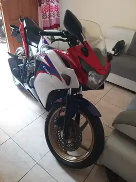 Honda CBR 150 R cbu thailand suratt lengkapp ,pjak panjang josss
