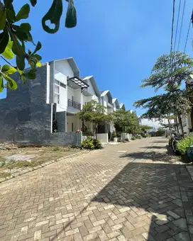 Villa Modern 2 lantai Batu Lokasi Dekat Alun-Alun Kota Wisata Batu