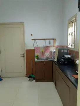 Rumah sewa  cocok untuk kantor, rang usaha di Gandaria Keb Baru
