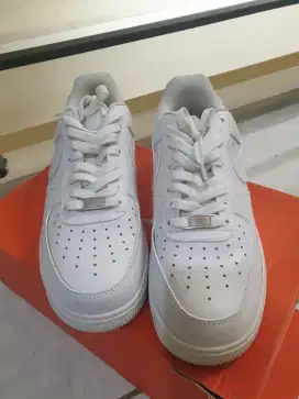 Dijual sepatu nike air force 1 ukuran 40 full white