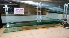 Di jual kaca bekas pajangan toko kondisi mulus tanpa cacat.