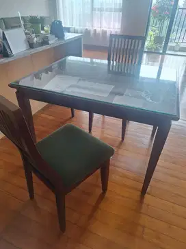 meja makan 4 kursi