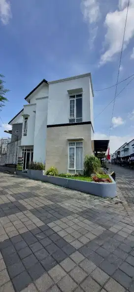 Rumah 2 lantai siap ditinggalin dan langsung atas nama