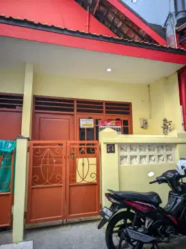 Disewakan rumah 1,5 lantai bersih dan asri dekat jalan raya