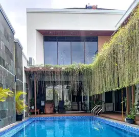 Dijual Rumah Mewah dengan Kolam Renang dekat Jalan Gito Gati