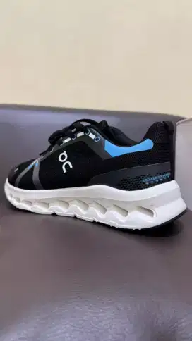Sepatu On Cloud (41)