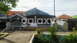 Rumah Raya Manyar Surabaya 1 Lantai Nol Jalan Raya