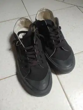 Sepatu Vans Black