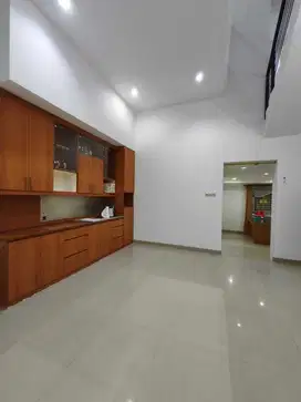 Disewakan Rumah di Taman Grisenda PIK LT.6x15m2 Semi Furnished