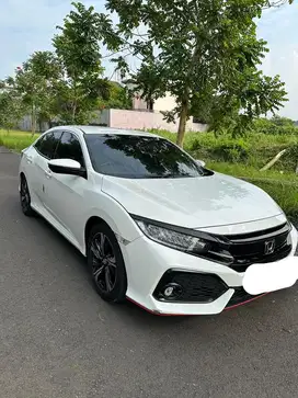 Civic Hattback Putih 2018