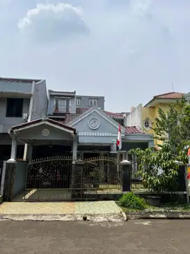 Rumah depan taman dan lapangan basket