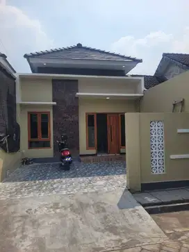 Dijual Rumah Baru Gress Siap Huni  Balas Klumprik Wiyung Surab