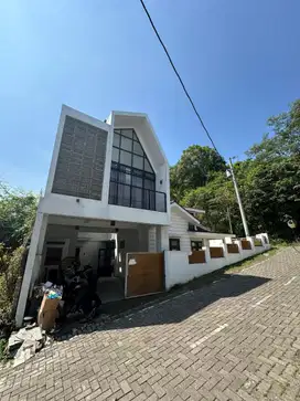 RUMAH DENGAN DESAIN YANG CANTIK CANDI KALASAN SEMARANG BARAT