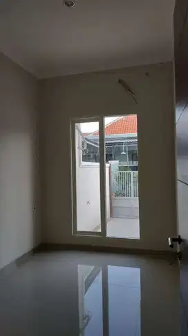 Jual rumah baru gress rungkut 2 lantai, selangkah dari Raya Merr
